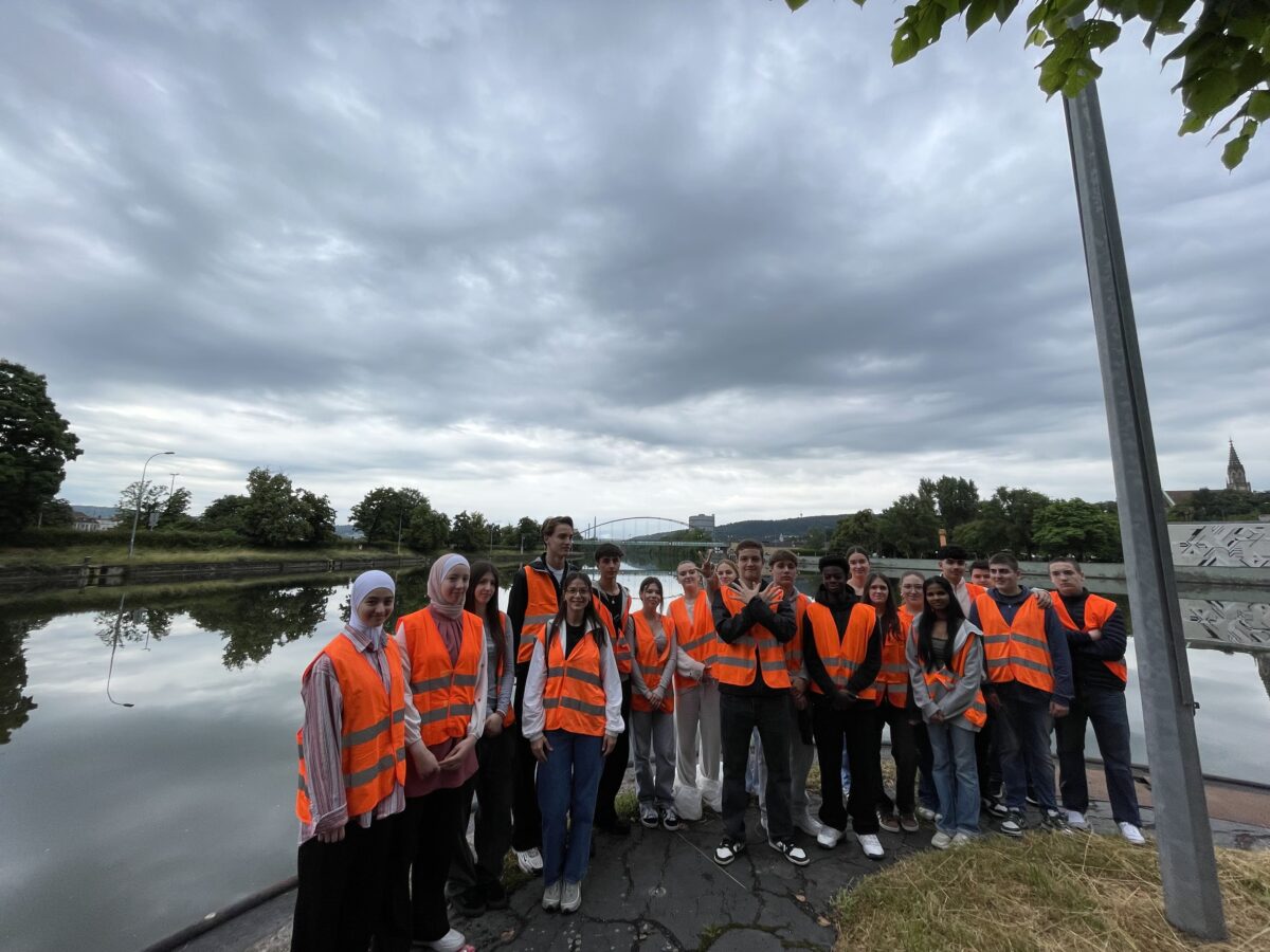 Die Klasse 10b erkundet die Neckarinsel in Bad Cannstatt